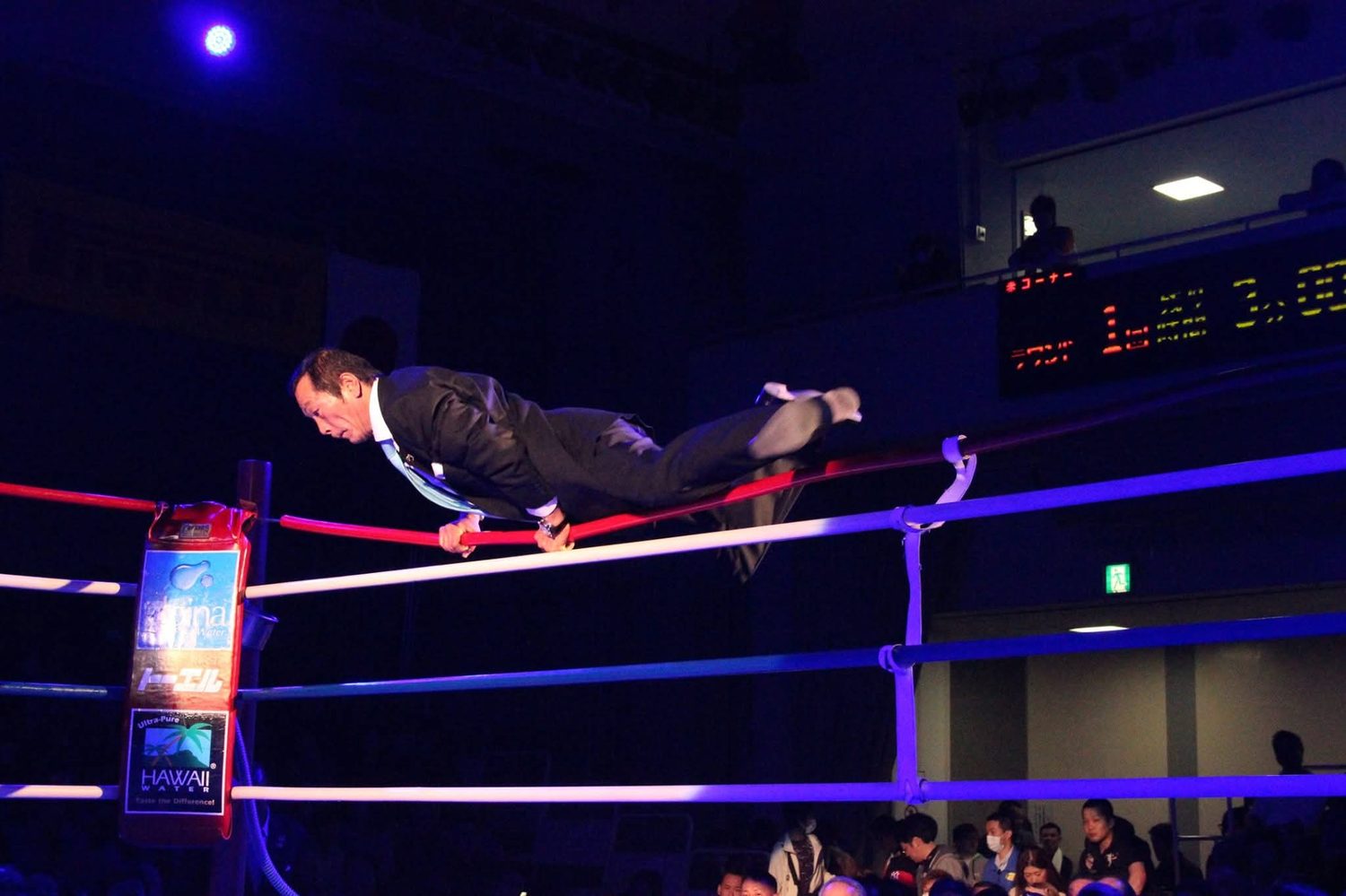 Ihara Kaicho leaping over the ring ropes, Korakuen Hall