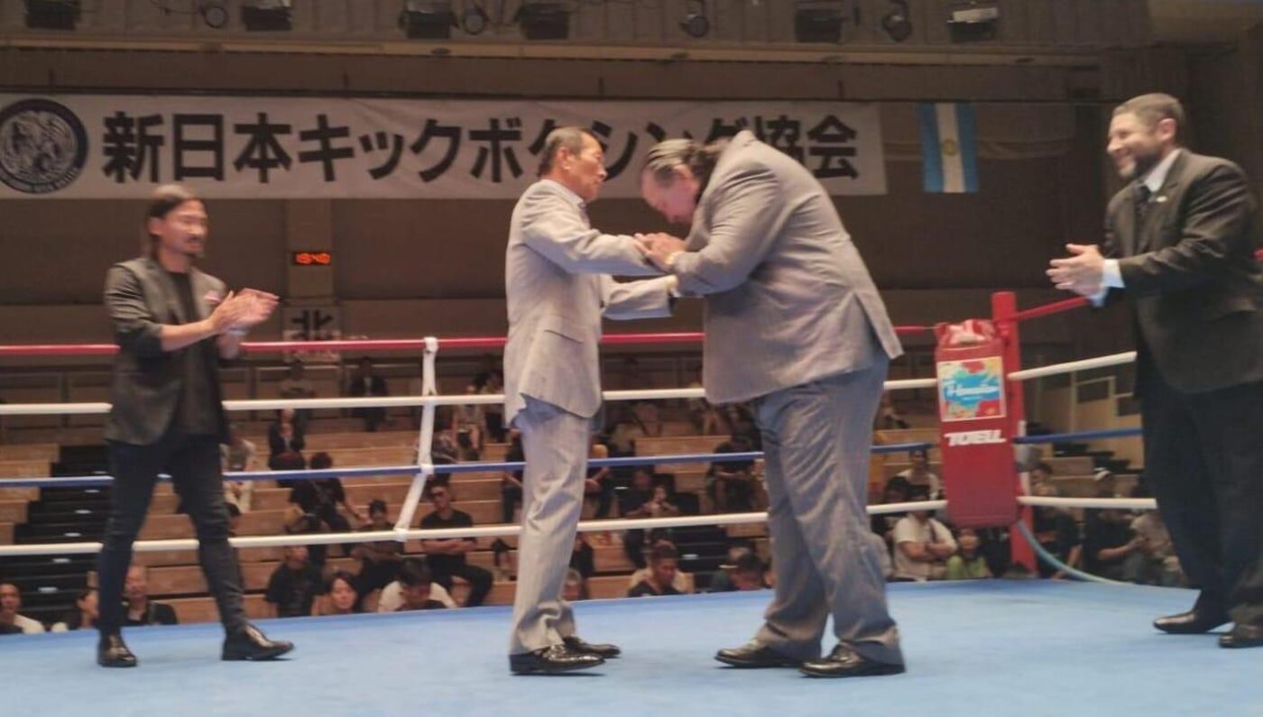 The greeting between Ihara Kaicho and Chinto Mordillo in the ring, Japan